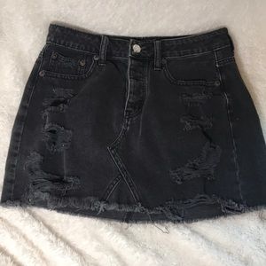 AE black distressed skirt